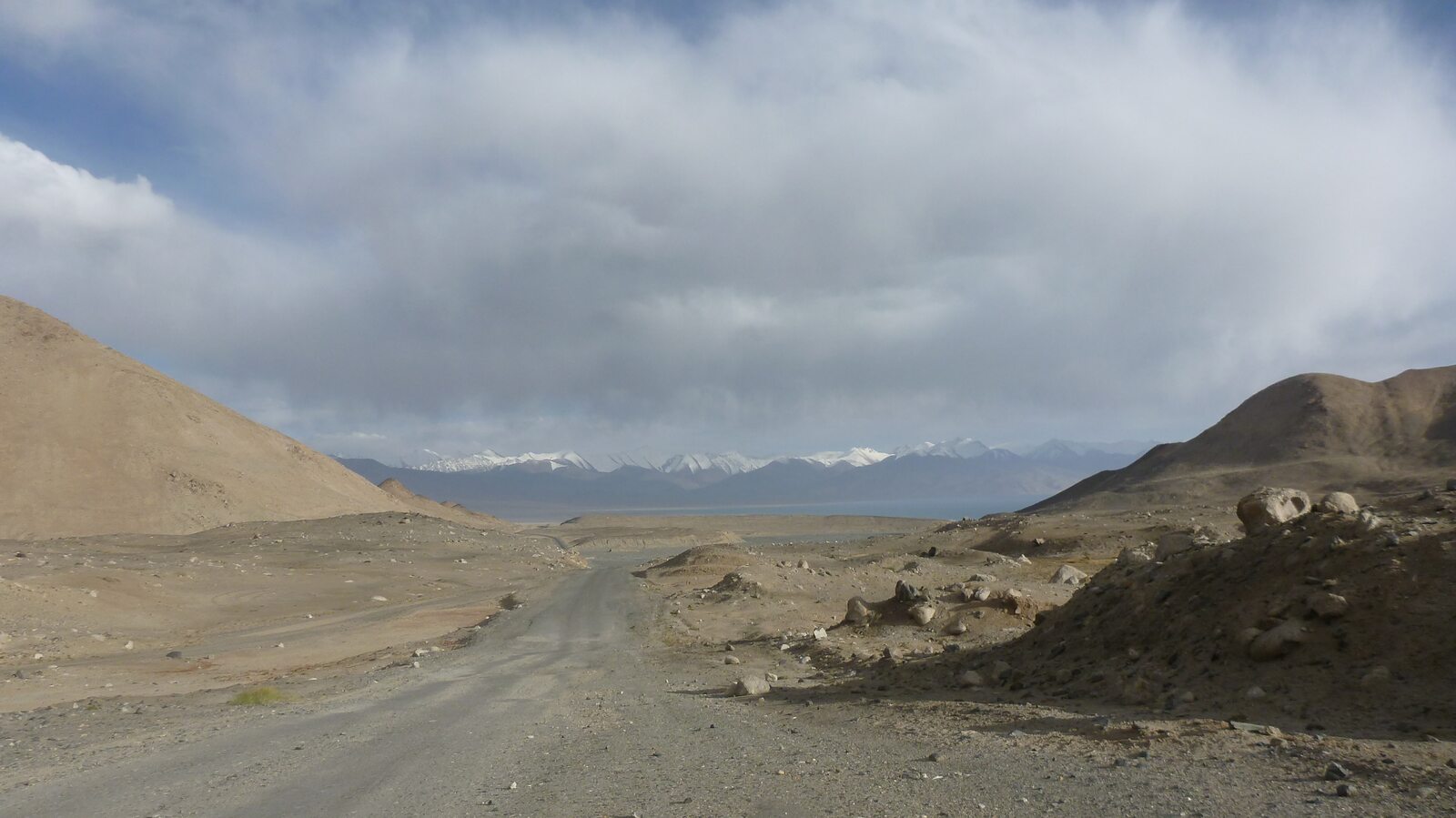 Rallyefahrzeug auf dem Pamir Highway