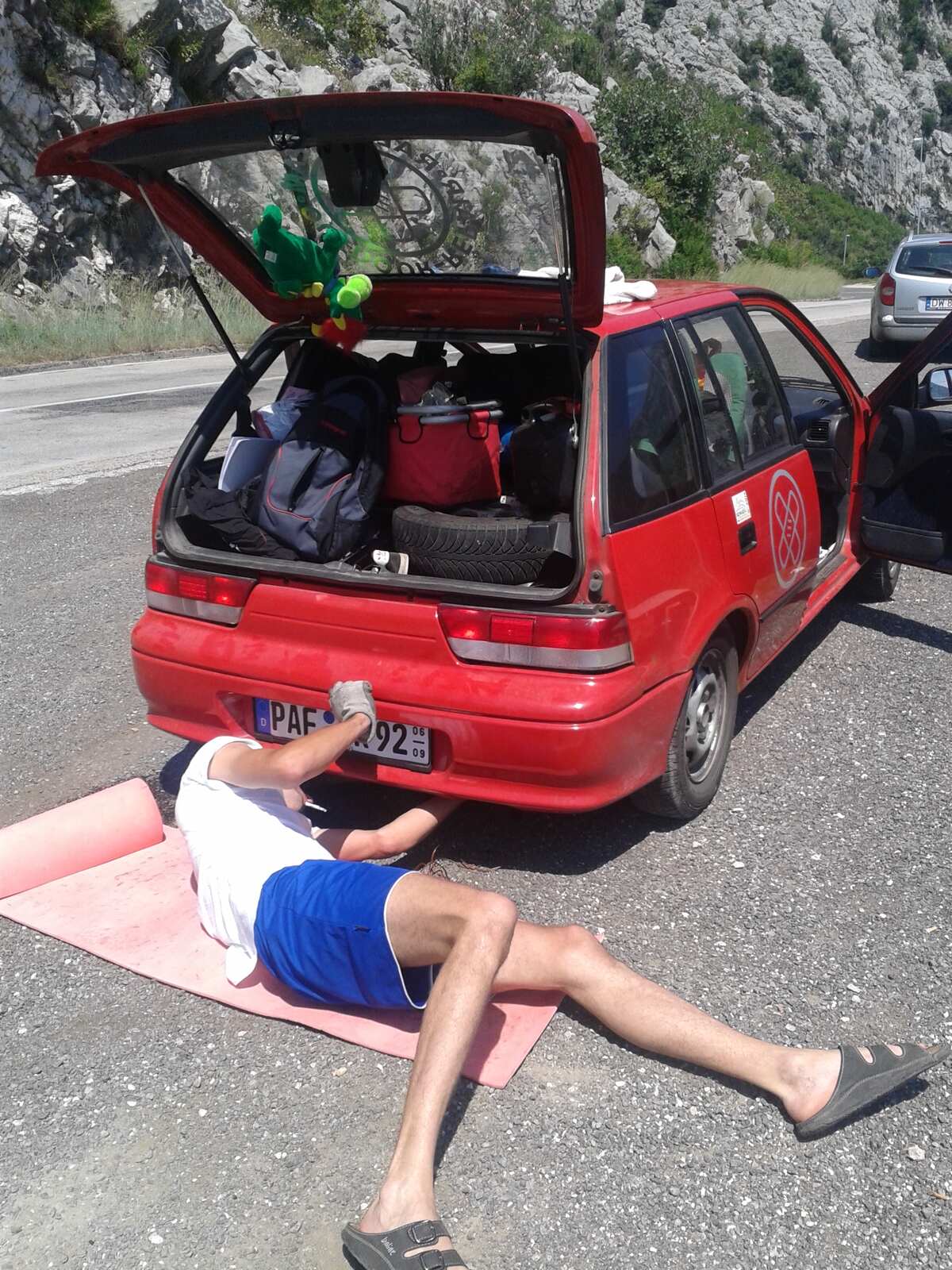 Der Rallyekapitän kontrolliert den Auspuff