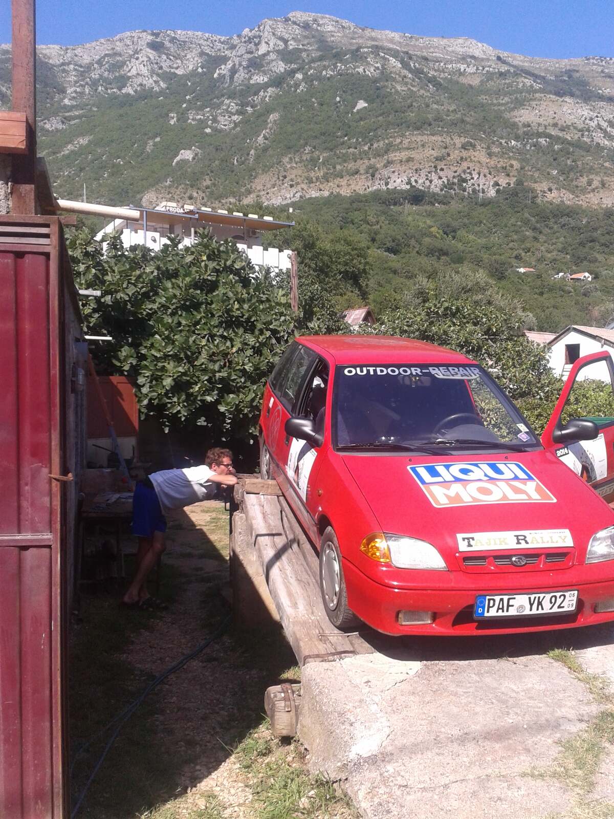 Rallyeauto auf der Hebebühne in Montenegro
